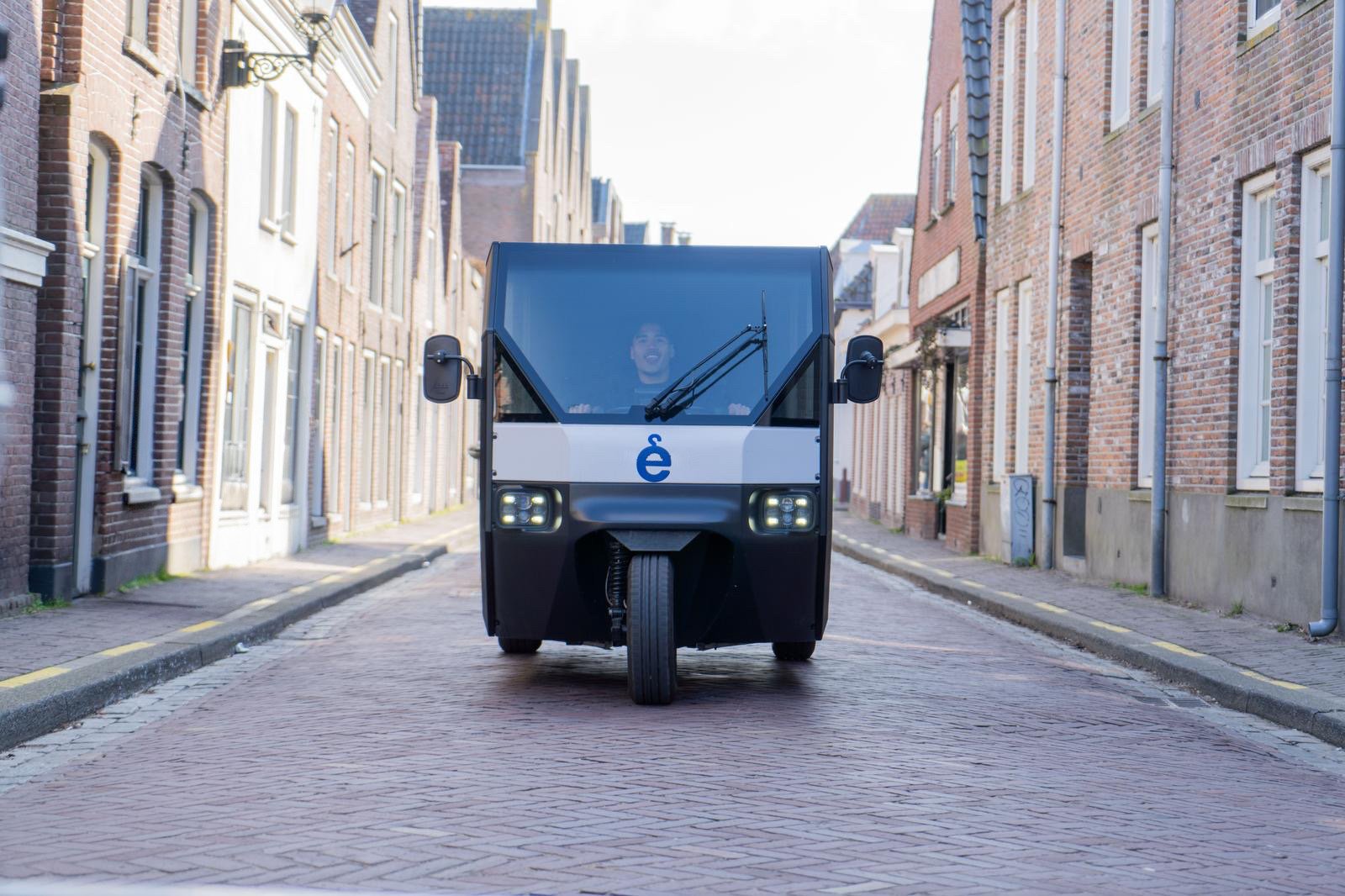 Een eazyy chauffeur in de bezorgwagen op straat